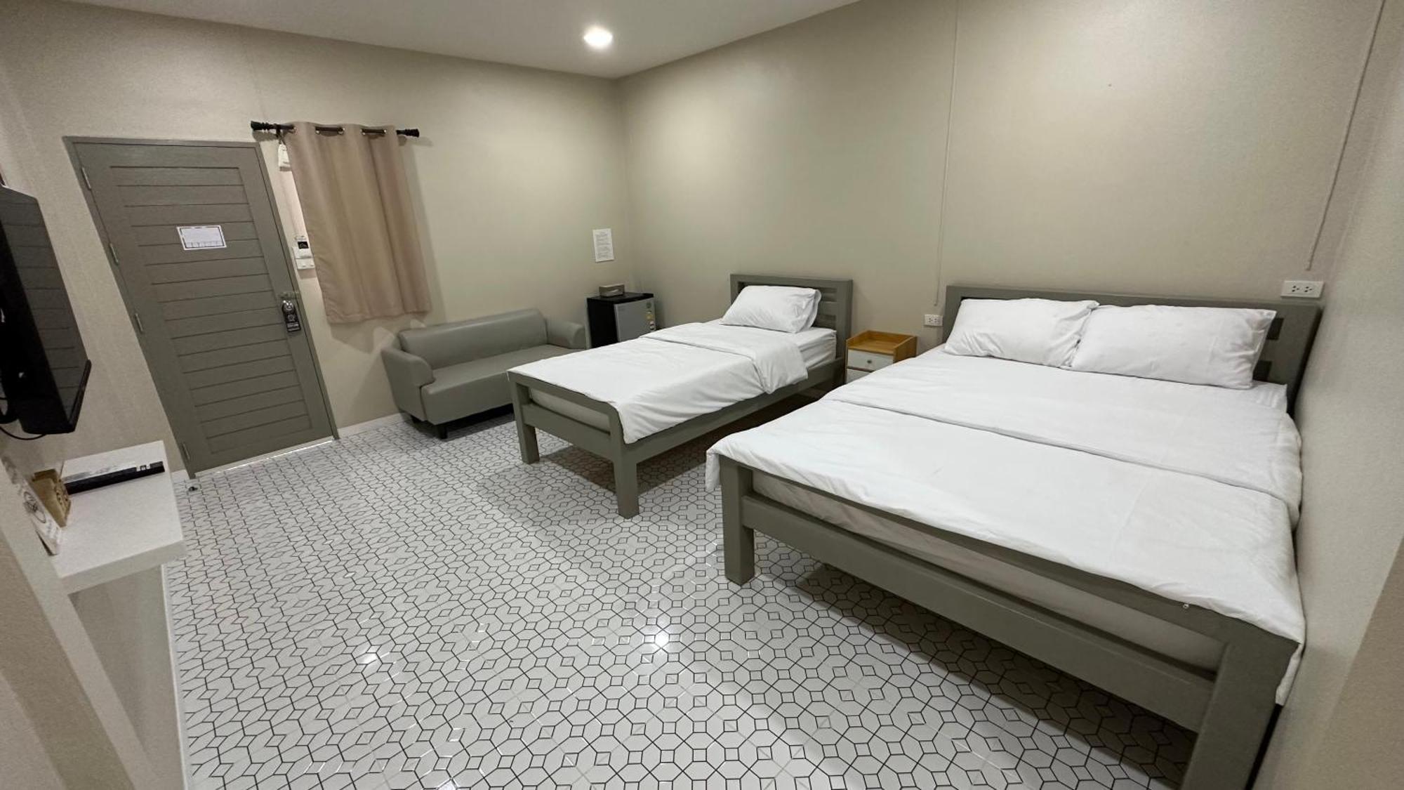 Juni House Chumphon Bed & Breakfast Екстериор снимка