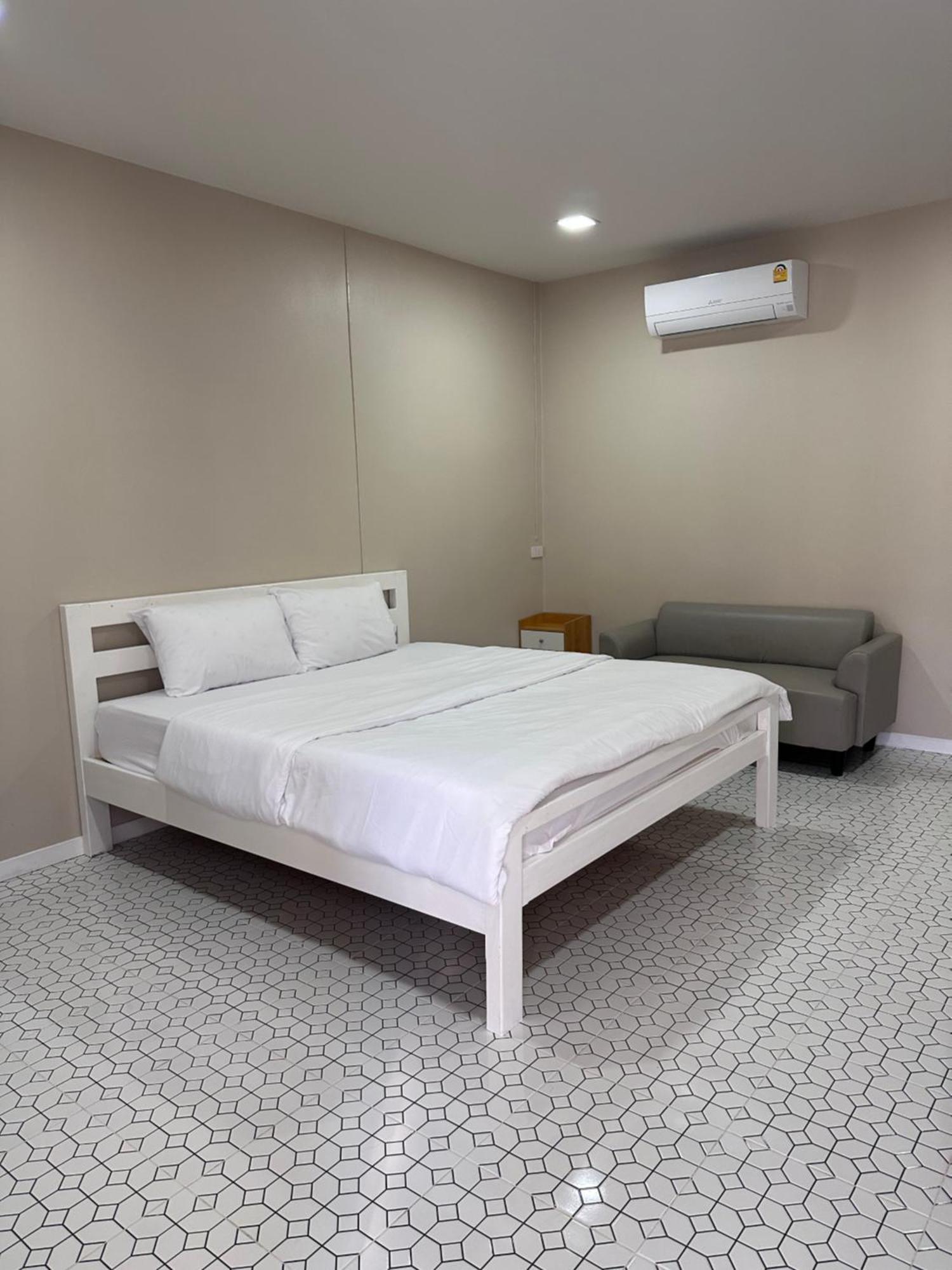 Juni House Chumphon Bed & Breakfast Екстериор снимка