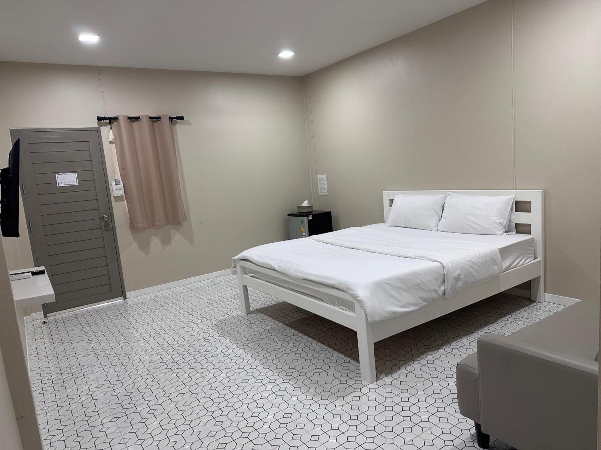 Juni House Chumphon Bed & Breakfast Екстериор снимка