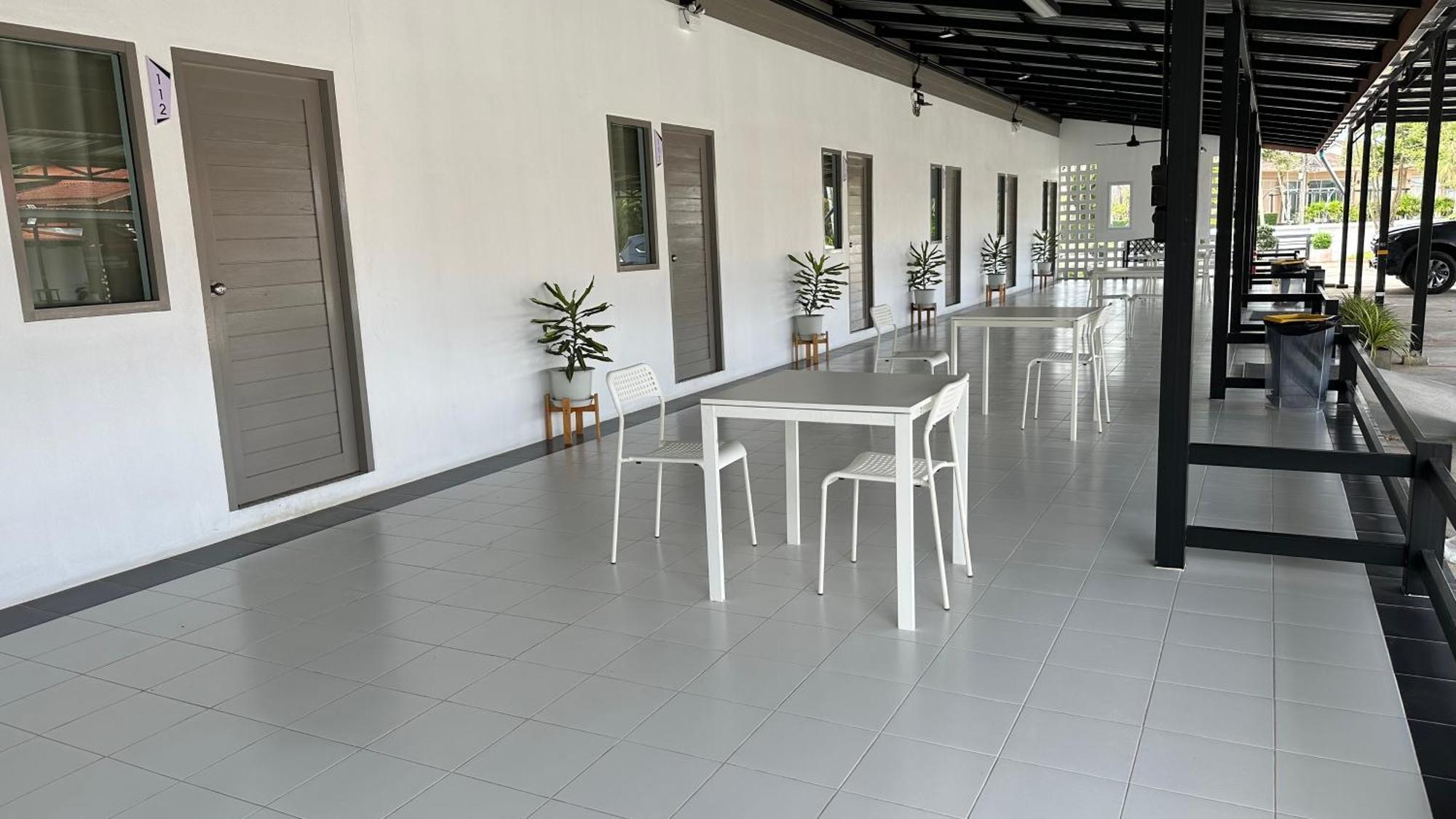 Juni House Chumphon Bed & Breakfast Екстериор снимка