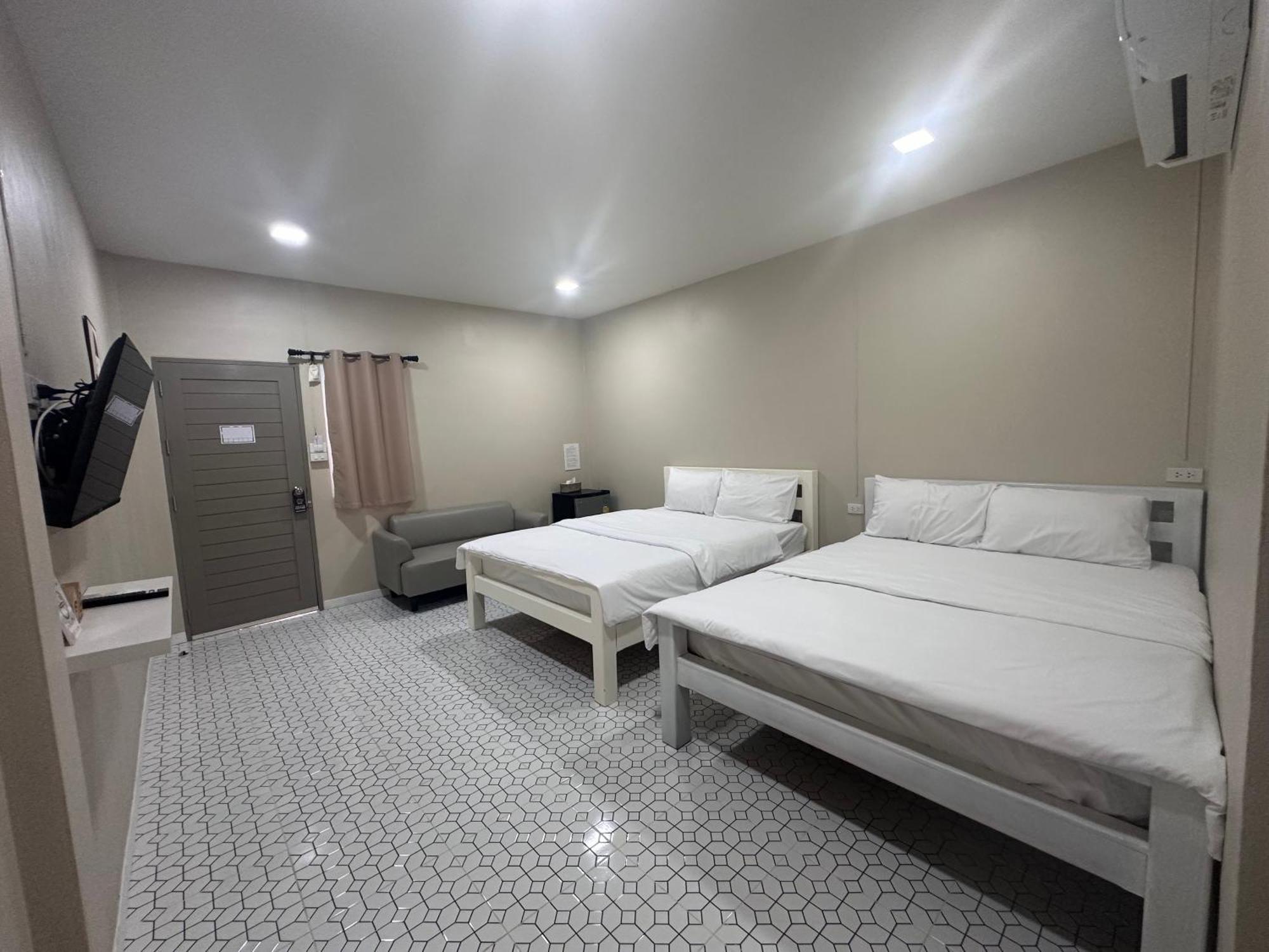 Juni House Chumphon Bed & Breakfast Екстериор снимка