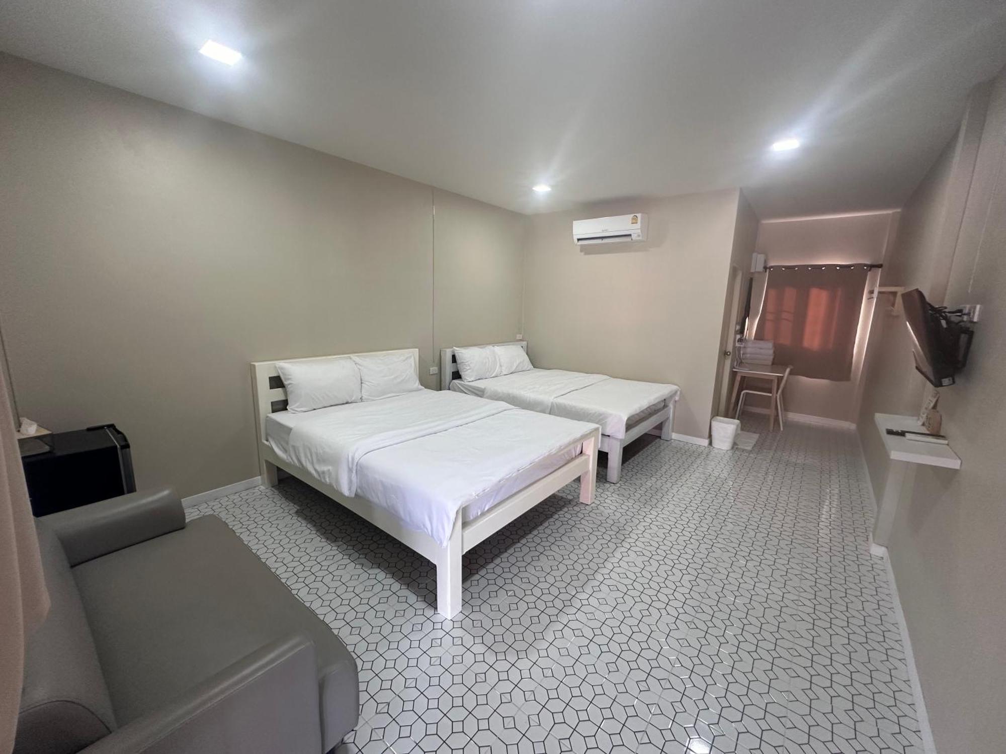 Juni House Chumphon Bed & Breakfast Екстериор снимка